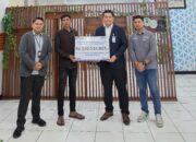 BRI dan BRI Insurance Serahkan Klaim Asuransi Alat Berat Rp290,5 Juta kepada Nasabah BRI Tulang Bawang