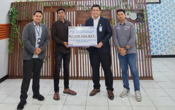 BRI dan BRI Insurance Serahkan Klaim Asuransi Alat Berat Rp290,5 Juta kepada Nasabah BRI Tulang Bawang
