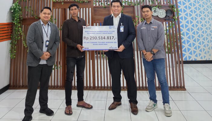 BRI dan BRI Insurance Serahkan Klaim Asuransi Alat Berat Rp290,5 Juta kepada Nasabah BRI Tulang Bawang